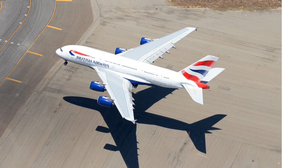 英国航空公司(British Airways)空中客车(Airbus) A380及其最后进近国际机场的阴影鸟瞰图。