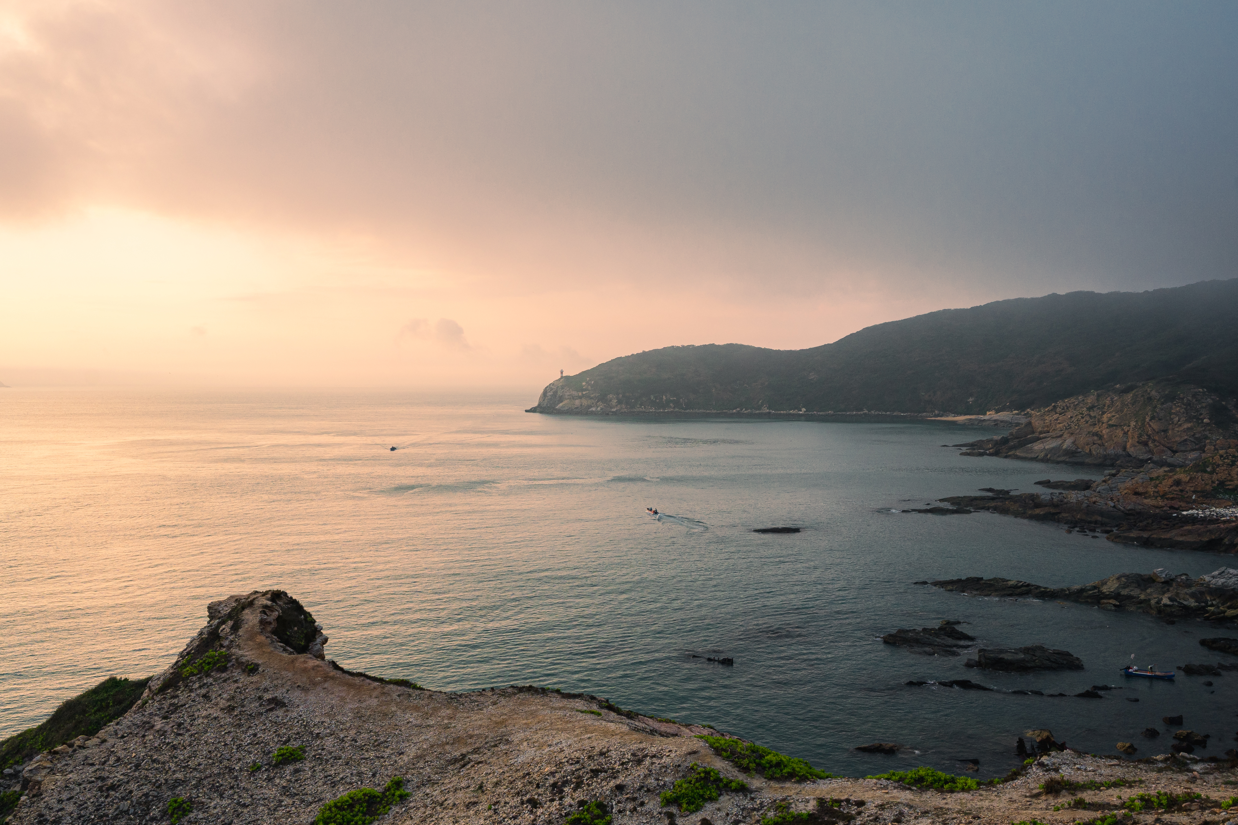 峭壁和山海岸线的鸟瞰图在日出的在日出在东山岛，福建，中国。