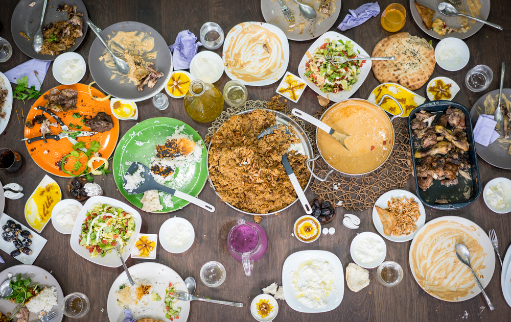 剩余物食物顶视图在桌上的