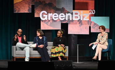 [从左至右]:Beric Alleyne, Jyoti Chopra和Kamillah Knight与GreenBiz Group执行编辑Heather Clancy交谈。