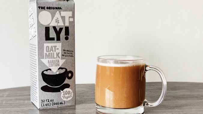 Oatly奶旁边的咖啡