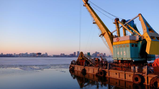 Industrial crane on a container ship.“>
                  <div class=