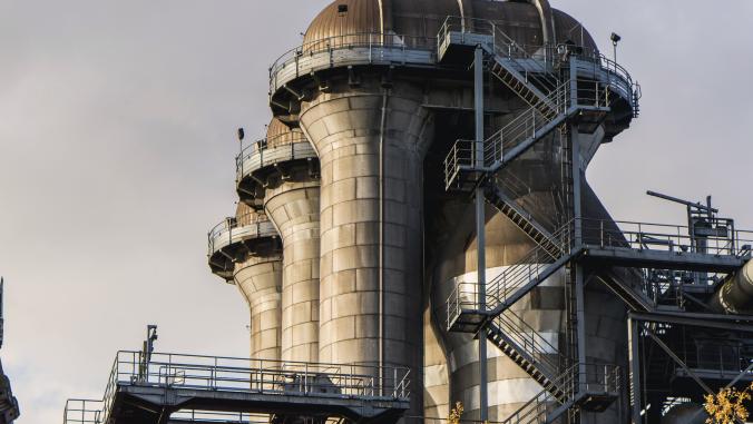 一把老钢炼油厂的高炉的看法在Landschaftspark duisburg-nord，杜伊斯堡，德国。