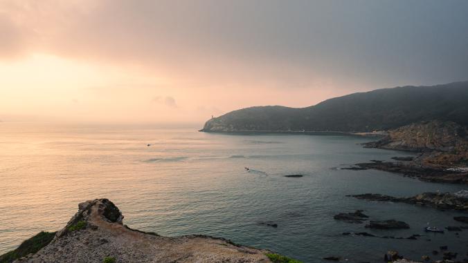 峭壁和山海岸线的鸟瞰图在日出的在日出在东山岛，福建，中国。