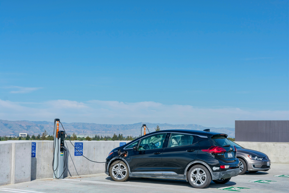 电动车在停车场与硅谷在加州山景城景色的屋顶充电站。