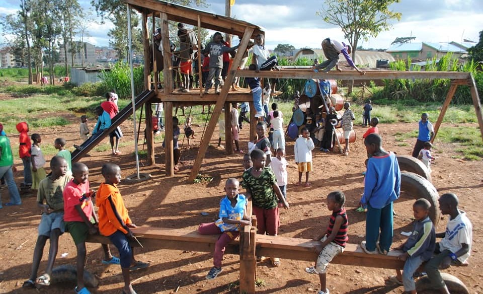 Recycled-Timber Playground帮助改造了内罗毕的Kibera前身乱扔了网站。