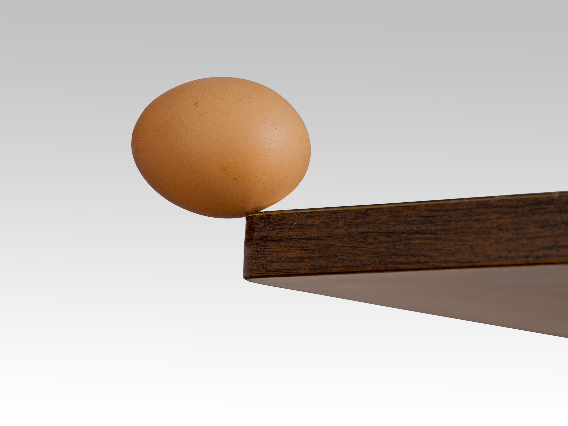 鸡蛋均匀地放在桌子边缘