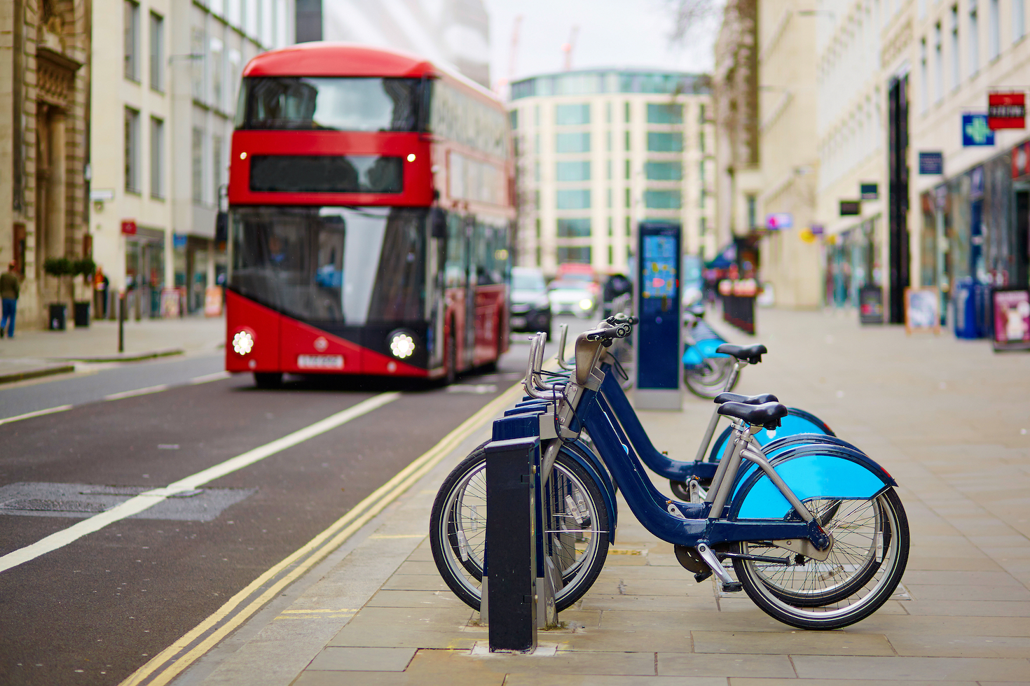有自行车和双层巴士的伦敦街