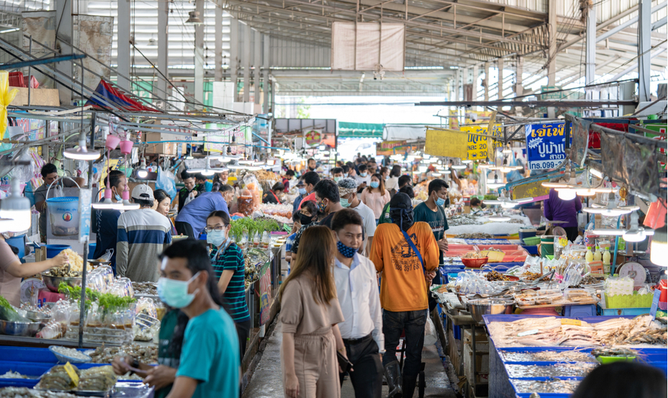 当地人在英雄鱼市，泰国春武里省的大新鲜市场走在阿赫索拉鱼市。