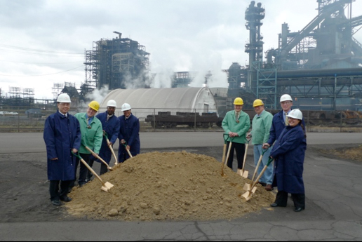 ArcelorMittal, Department of Energy and elected officials at a groundbreaking in front of North America's largest blast furnace.来源：DOE.