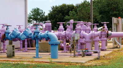在泰特斯维尔，佛罗里达州的蓝鹭水回收设施随身携带的废水是干净的，足以用于灌溉和冷却系统的管道紫。照片由生锈的克拉克（Flickr的/创作共用）。