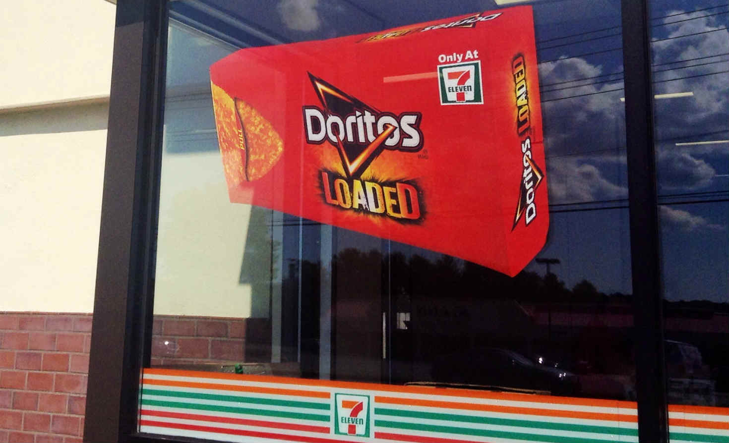 7-11的Doritos Loaded标志