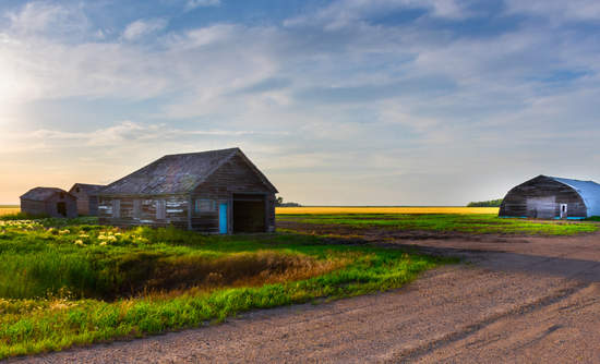 废弃的农场网站和草原在加拿大马尼托巴省。
