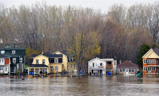 在渥太华河潘特加蒂诺的魁北克侧严重的洪涝灾害。