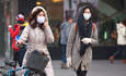 妇女穿口罩在北京