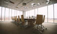 空荡荡的会议室，桌子、椅子和投影仪挂在天花板上