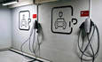 EV插电式车停在地下停车场在波兰华沙充电站。
