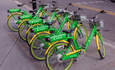 停放在佛罗里达州奥兰多市一家自行车共享服务中心的自行车。