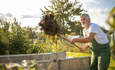 园艺师在他的永续栽培花园中使用再生土壤耕作方法