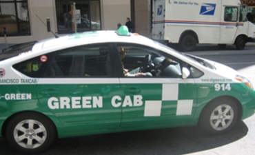 半路上一辆绿色出租车车队在旧金山的特色图片