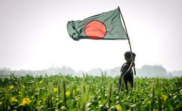 拿着孟加拉国国旗的男孩