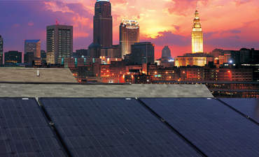 屋顶太阳能电池板浸泡了克利夫兰日落的最后射线