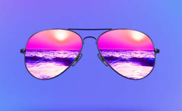 太阳镜反射海滩