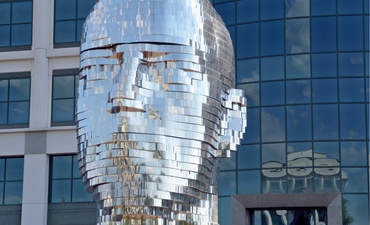 北卡罗莱纳州夏洛特市，一座名为“变形”的喷泉，形状像一个男人的镜像脑袋