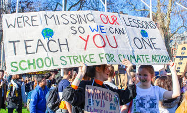 为什么青年应对气候变化运动是在困难时期明亮的光线特色图片