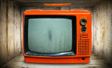 一台鲜橙色的阴极射线管电视