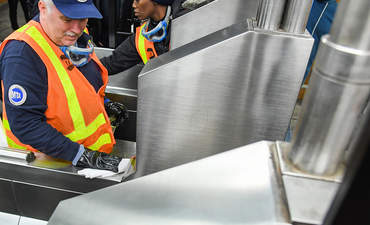 2020年3月3日星期二，纽约市交通运输人员在F线的X大道进行消毒消毒，作为应对新型冠状病毒(covid19)的预防措施。