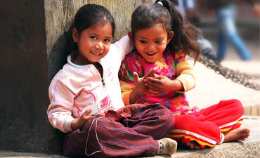 孩子们坐在加德满都，尼泊尔。