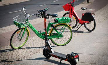 自行车出租服务，并在柏林，德国，人行道电动摩托车。