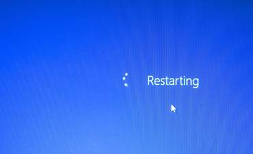 系统错误后，蓝色电脑屏幕重新启动。