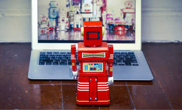 红色的玩具机器人看到的是一个开放的笔记本电脑
