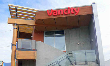 林恩谷村分行Vancity信用合作社在北温哥华，BC省，加拿大