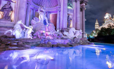 特雷维喷泉复制者在凯撒宫酒店和赌场，晚上
