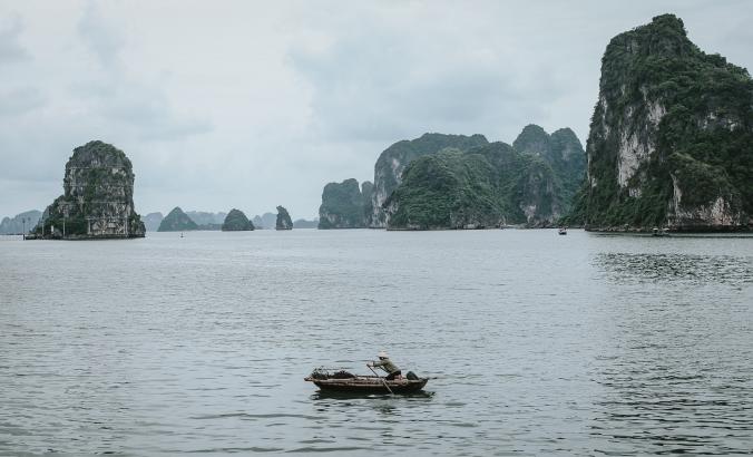 渔民在下龙湾，越南