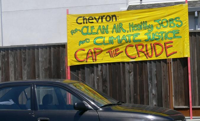2009年8月15日，位于里士满的雪佛龙炼油厂的群众动员标语上写着:“雪佛龙:为了清洁空气、健康就业和气候正义，限制原油产量。”