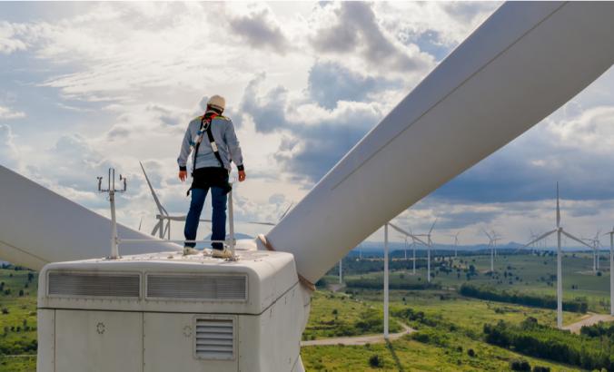 Windmill工程师身着PPE站风轮机