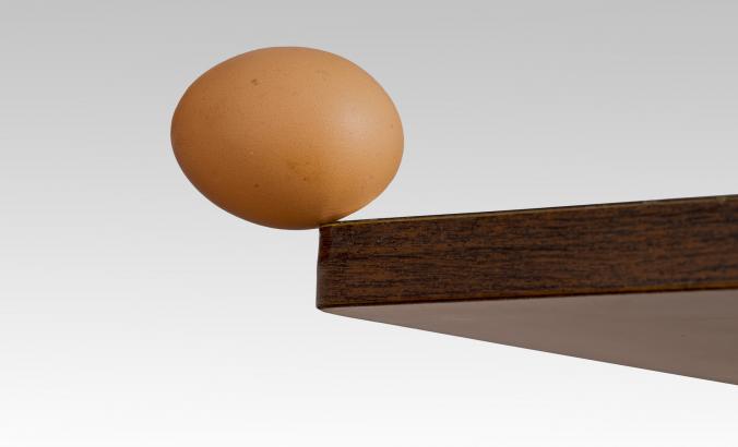 鸡蛋在桌子边缘平衡