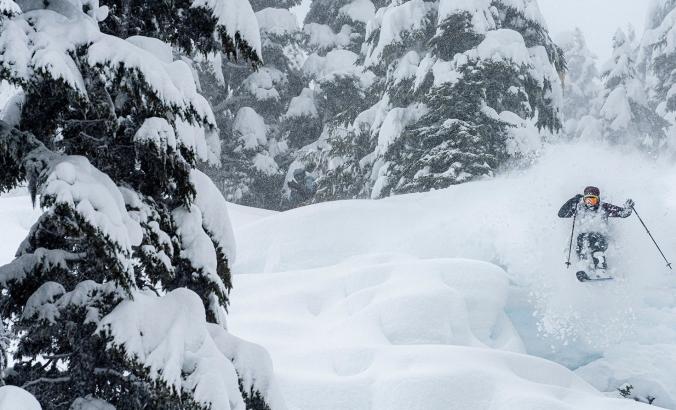 一个人滑雪雪山