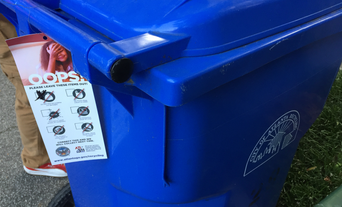 亚特兰大市的回收箱，上面有详细的标签，写明要丢弃的物品