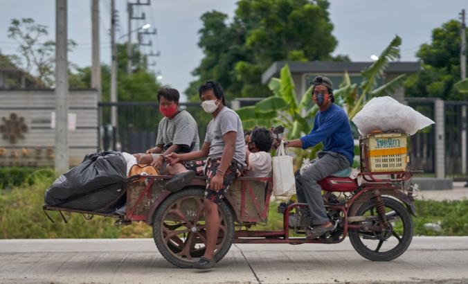 回收在汽车三轮车的收藏家，佩带的防护面面具，在泰国派泰国采取，在2020年4月。