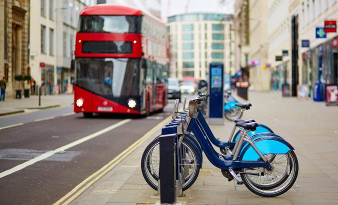伦敦街道上有自行车和双层巴士