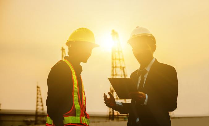 Two engineers in conversation at a construction site