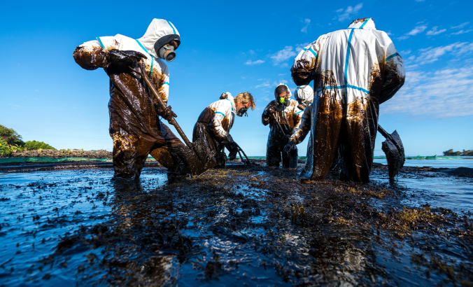 workers cleaning up after Mauritius oil spill